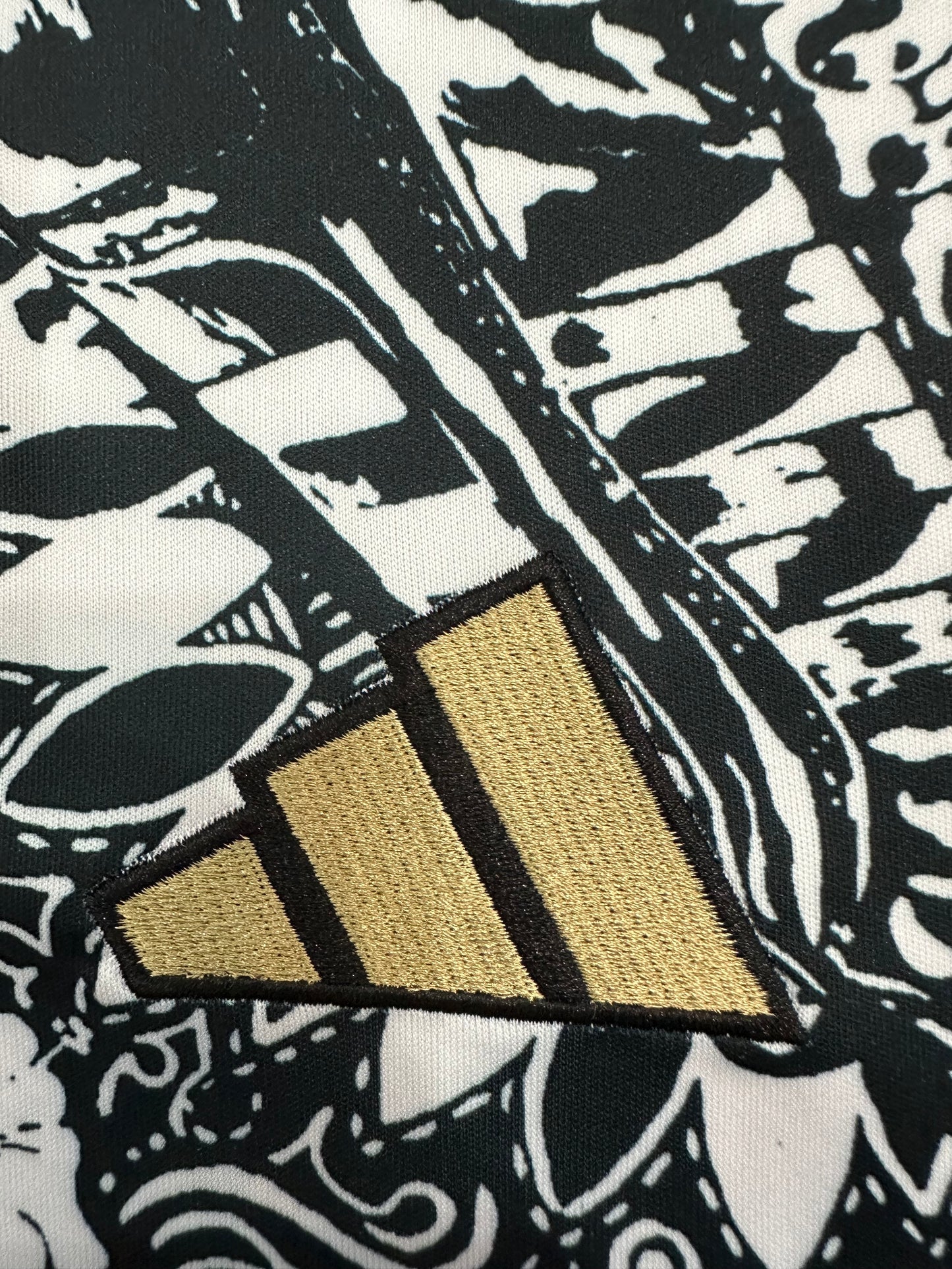 Arsenal Special Edition – Black & White Graphic Jersey